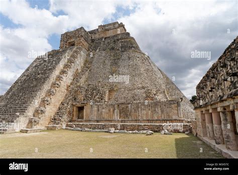 Die Rebellion der Maya von Uxmal; Ein Einblick in die Politischen Spannungen und Soziokulturellen Veränderungen im 12. Jahrhundert