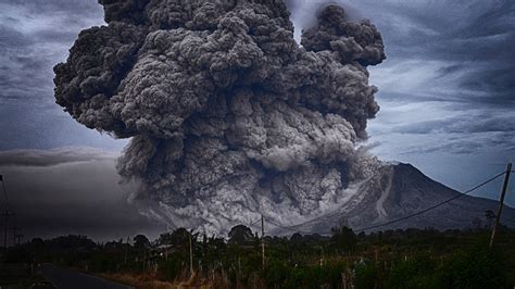 Der Ausbruch des Mount Tambora: Vulkanische Asche, Klimatische Verwerfungen und der Untergang eines Königreichs